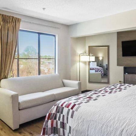 Red Roof Inn & Suites Fayetteville-Fort Bragg Екстериор снимка
