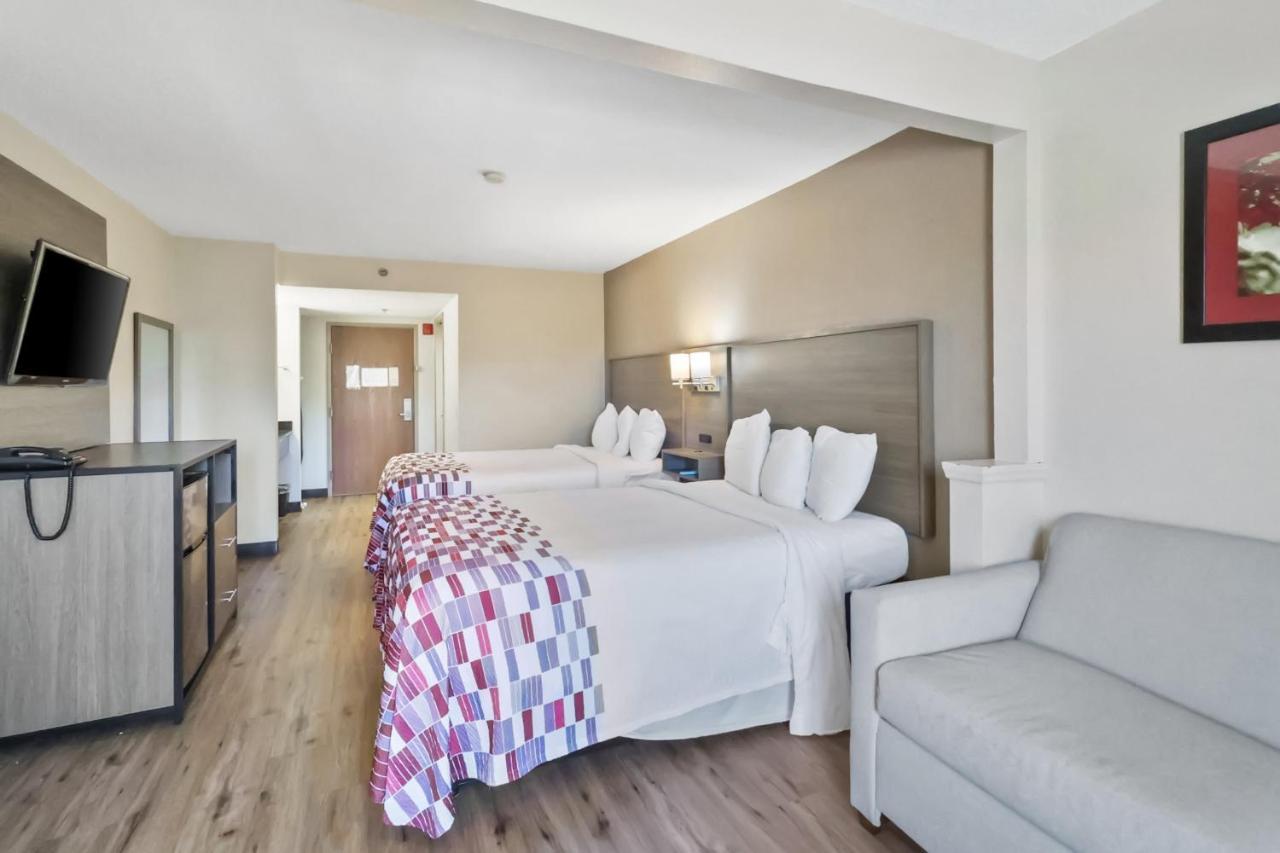 Red Roof Inn & Suites Fayetteville-Fort Bragg Екстериор снимка