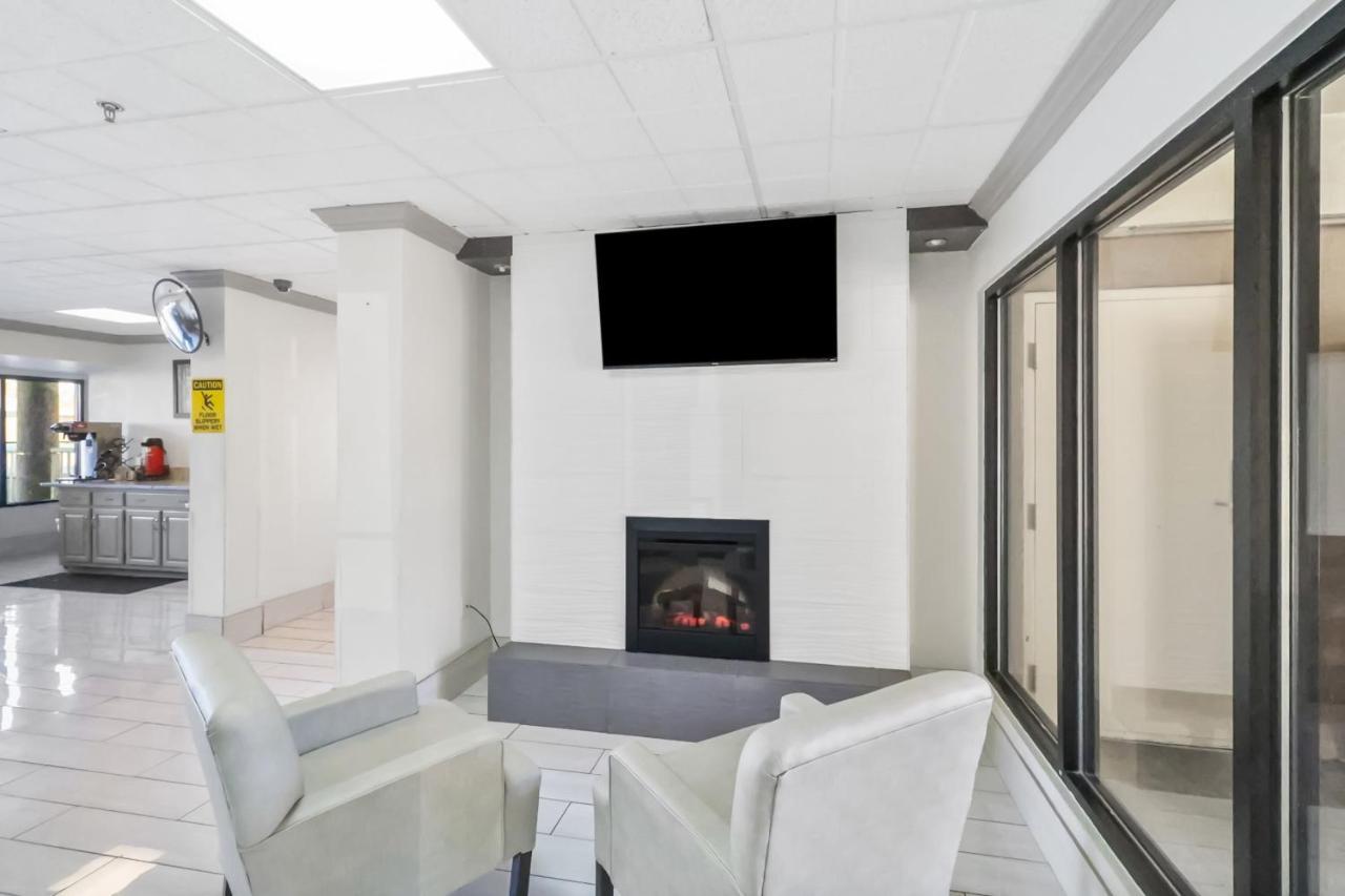 Red Roof Inn & Suites Fayetteville-Fort Bragg Екстериор снимка