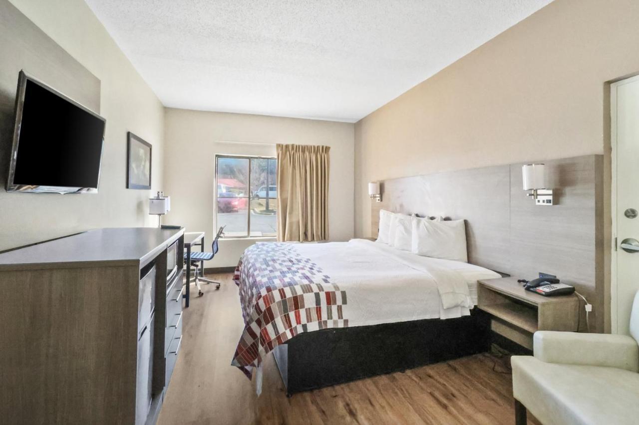 Red Roof Inn & Suites Fayetteville-Fort Bragg Екстериор снимка
