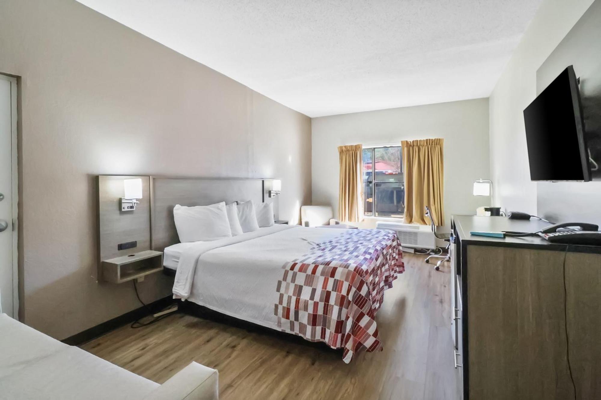 Red Roof Inn & Suites Fayetteville-Fort Bragg Екстериор снимка