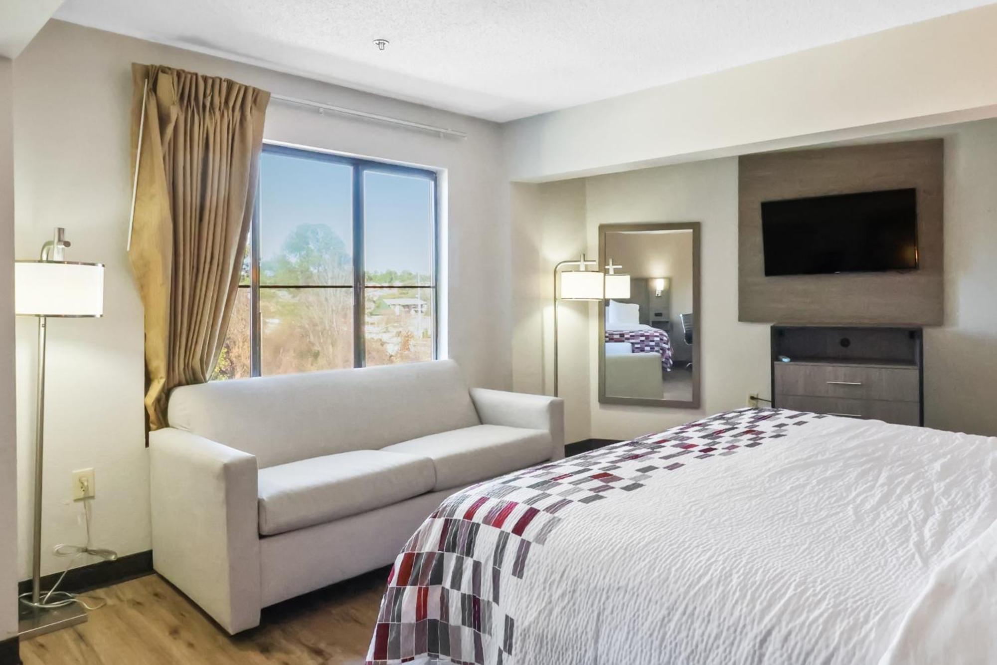 Red Roof Inn & Suites Fayetteville-Fort Bragg Екстериор снимка
