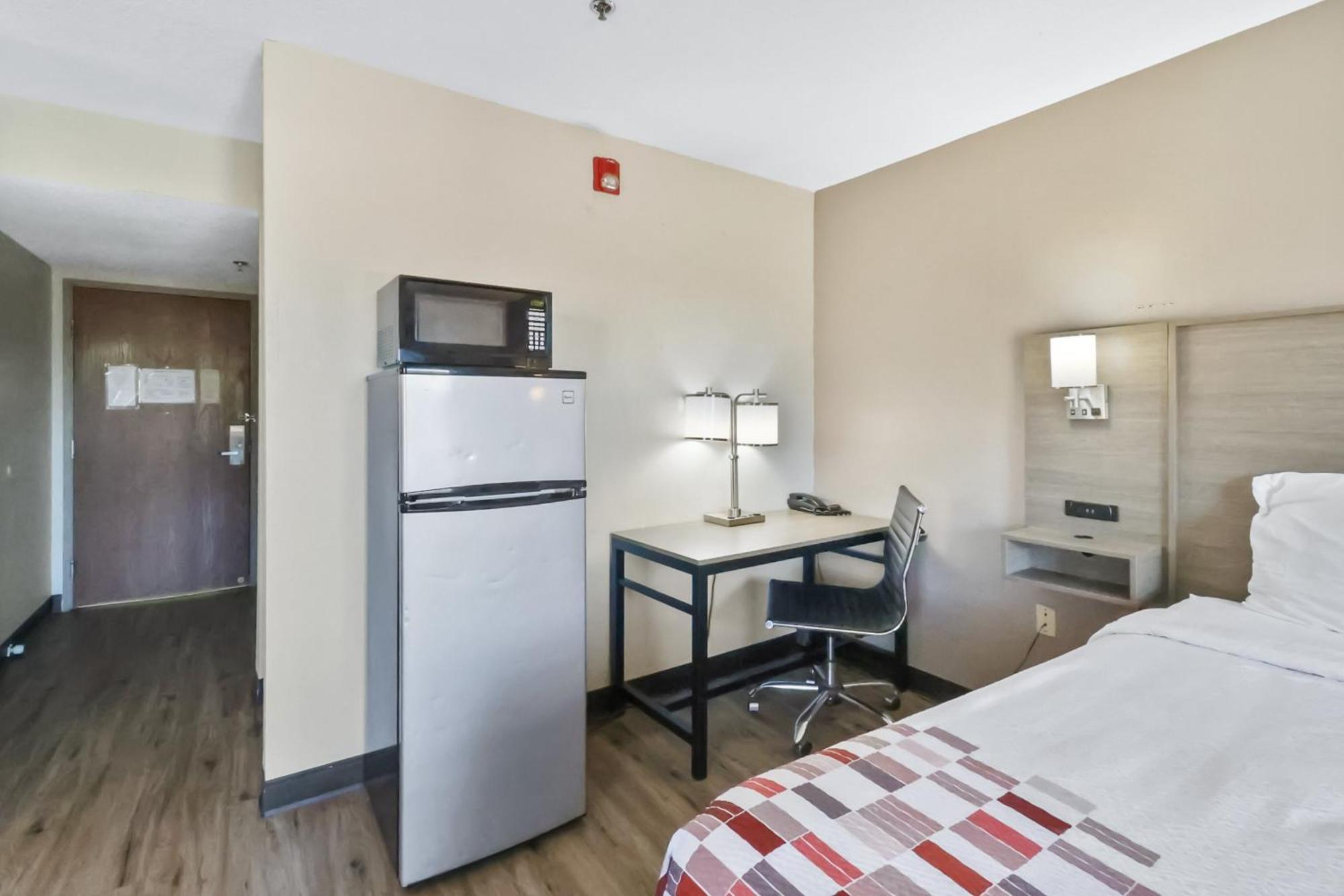 Red Roof Inn & Suites Fayetteville-Fort Bragg Екстериор снимка
