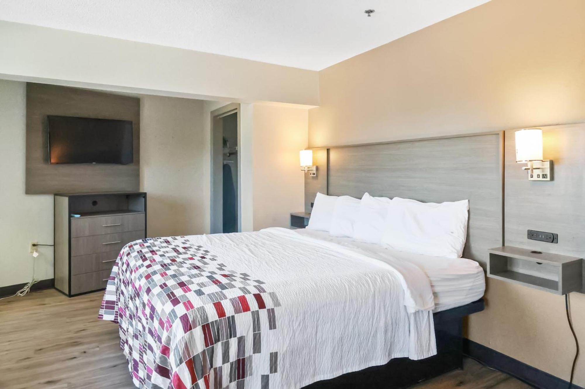 Red Roof Inn & Suites Fayetteville-Fort Bragg Екстериор снимка