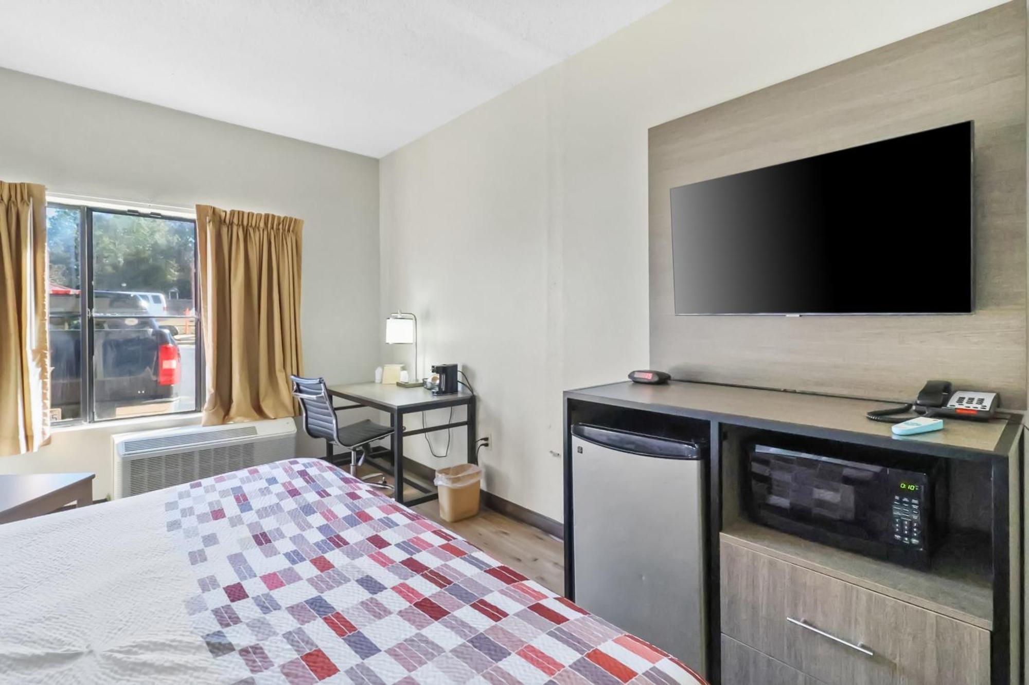 Red Roof Inn & Suites Fayetteville-Fort Bragg Екстериор снимка
