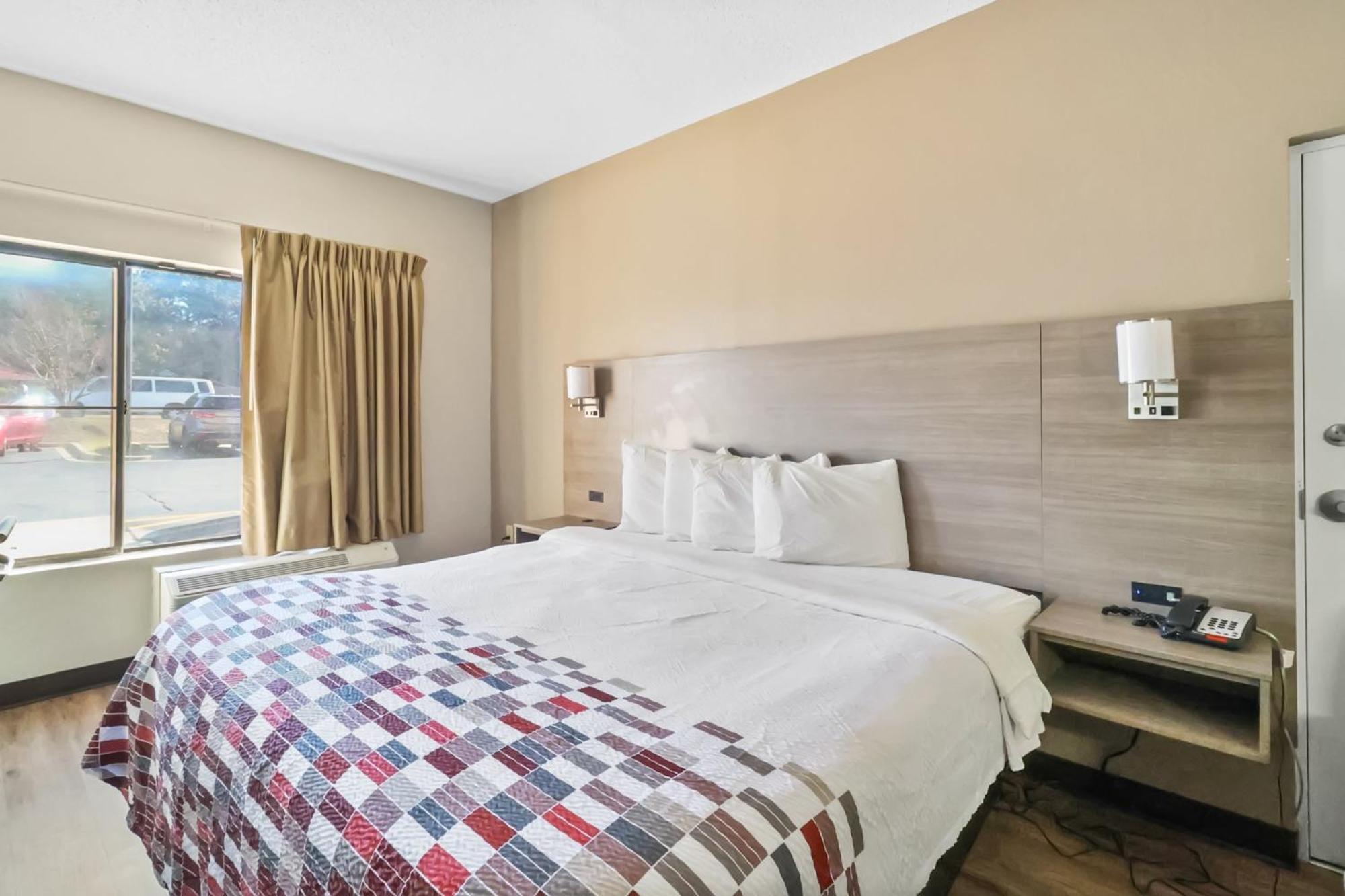 Red Roof Inn & Suites Fayetteville-Fort Bragg Екстериор снимка