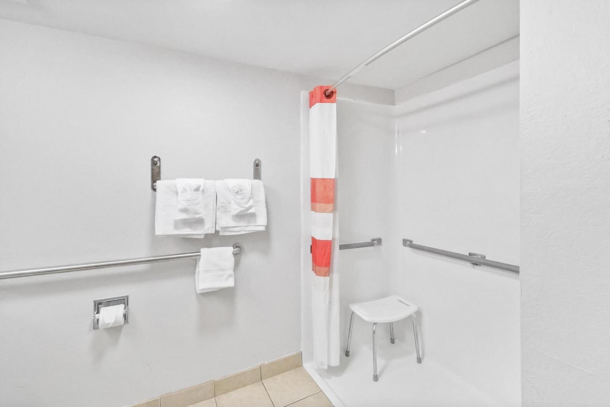 Red Roof Inn & Suites Fayetteville-Fort Bragg Екстериор снимка