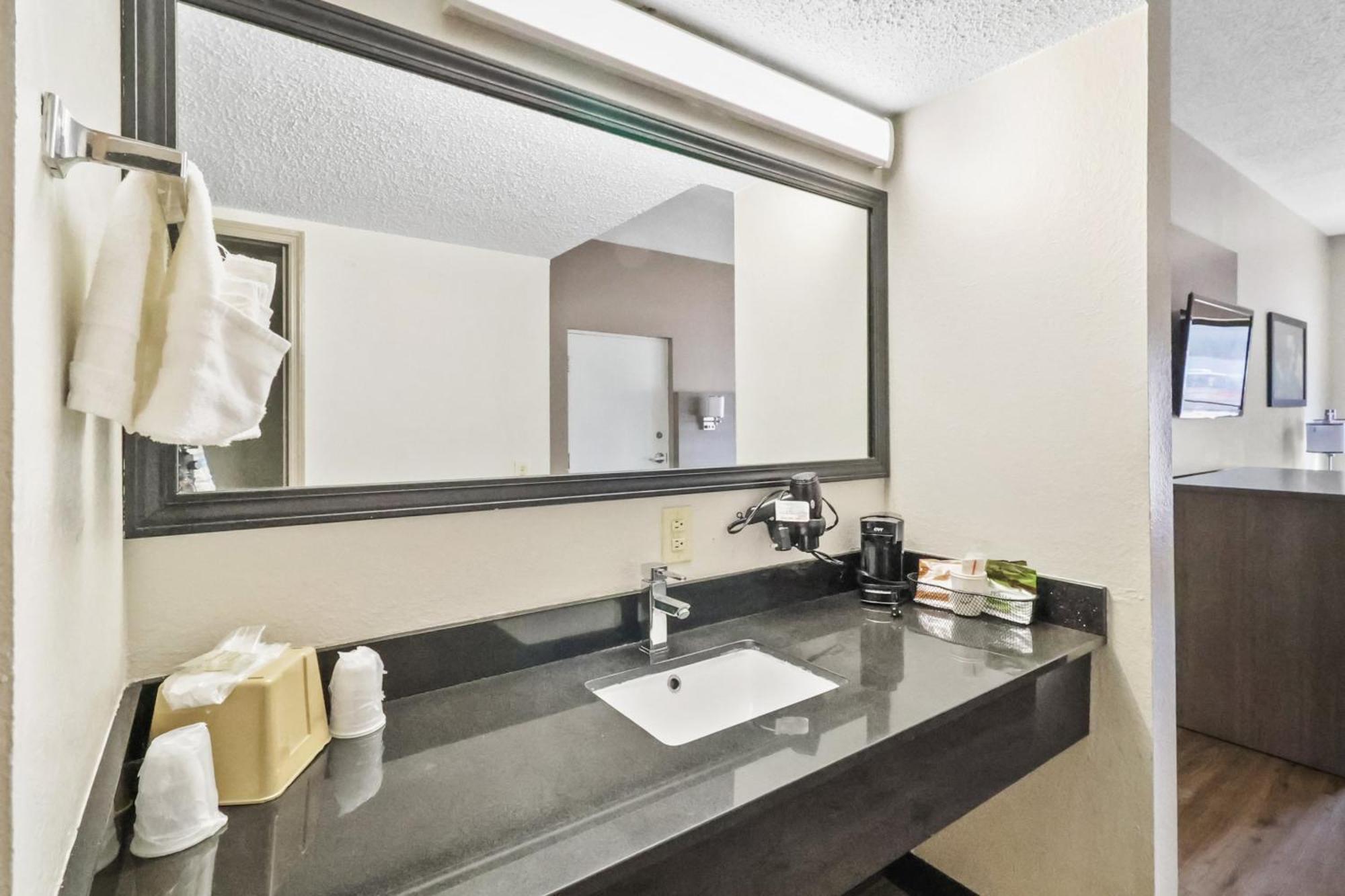 Red Roof Inn & Suites Fayetteville-Fort Bragg Екстериор снимка