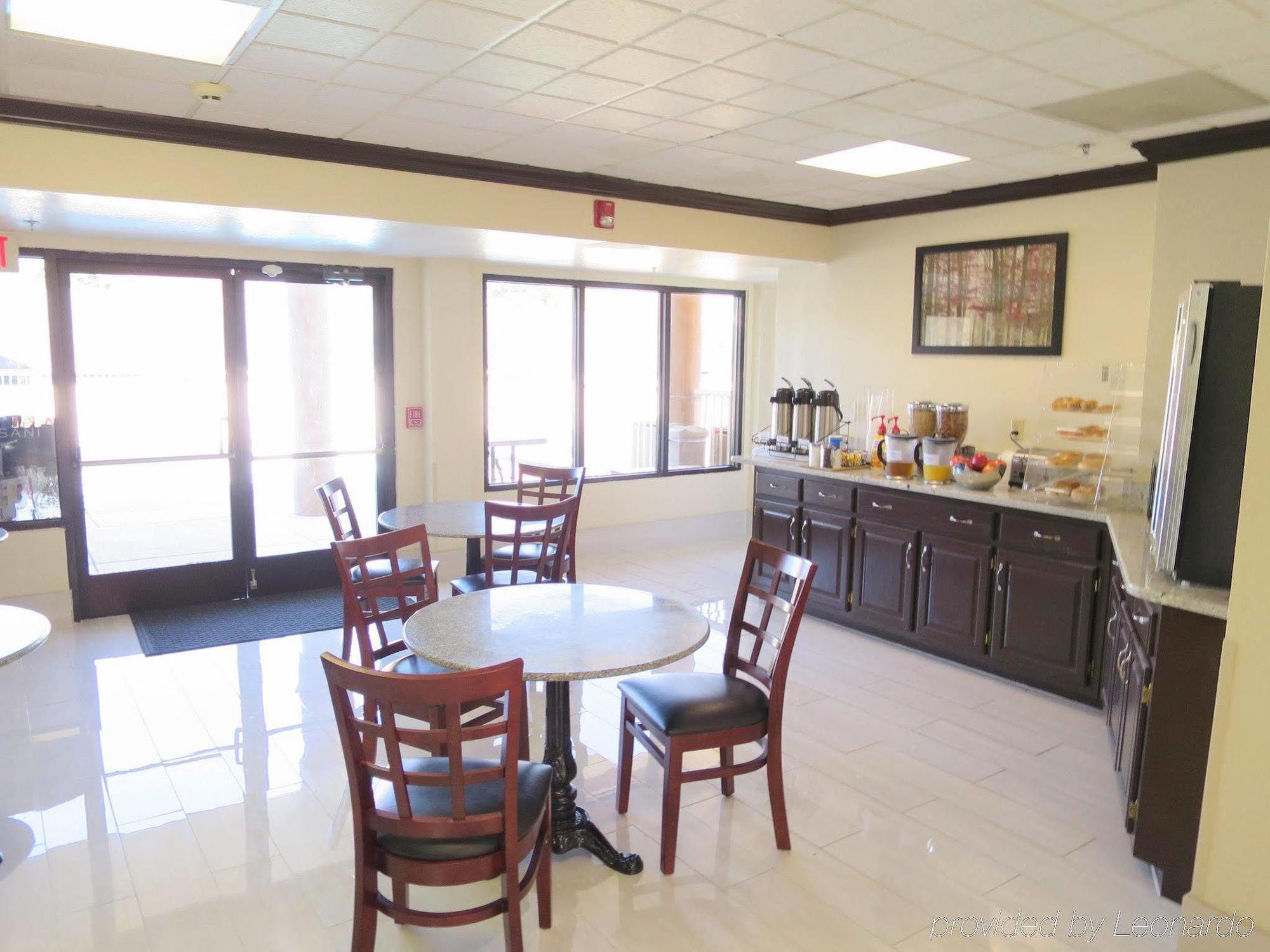 Red Roof Inn & Suites Fayetteville-Fort Bragg Екстериор снимка