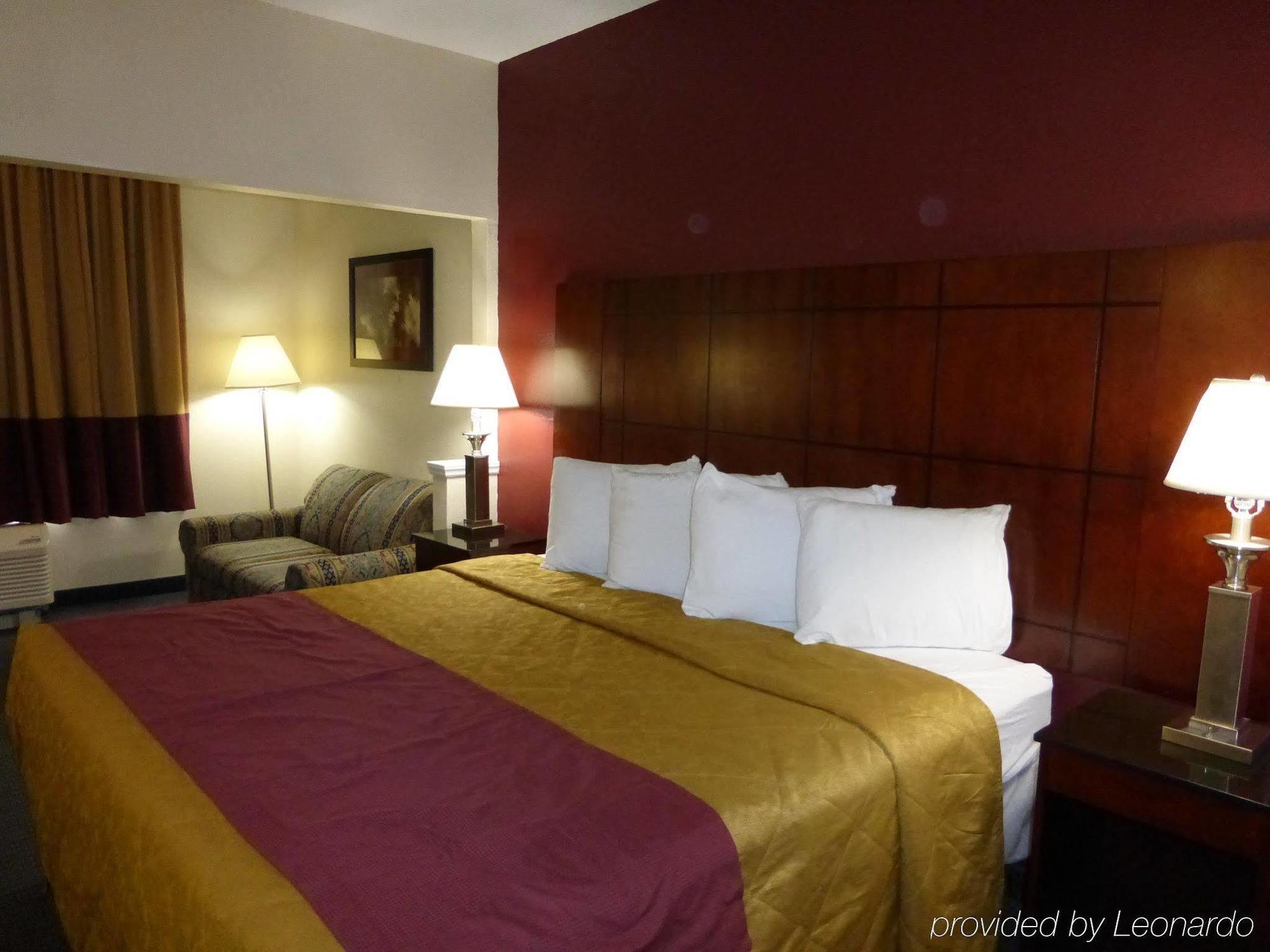 Red Roof Inn & Suites Fayetteville-Fort Bragg Екстериор снимка