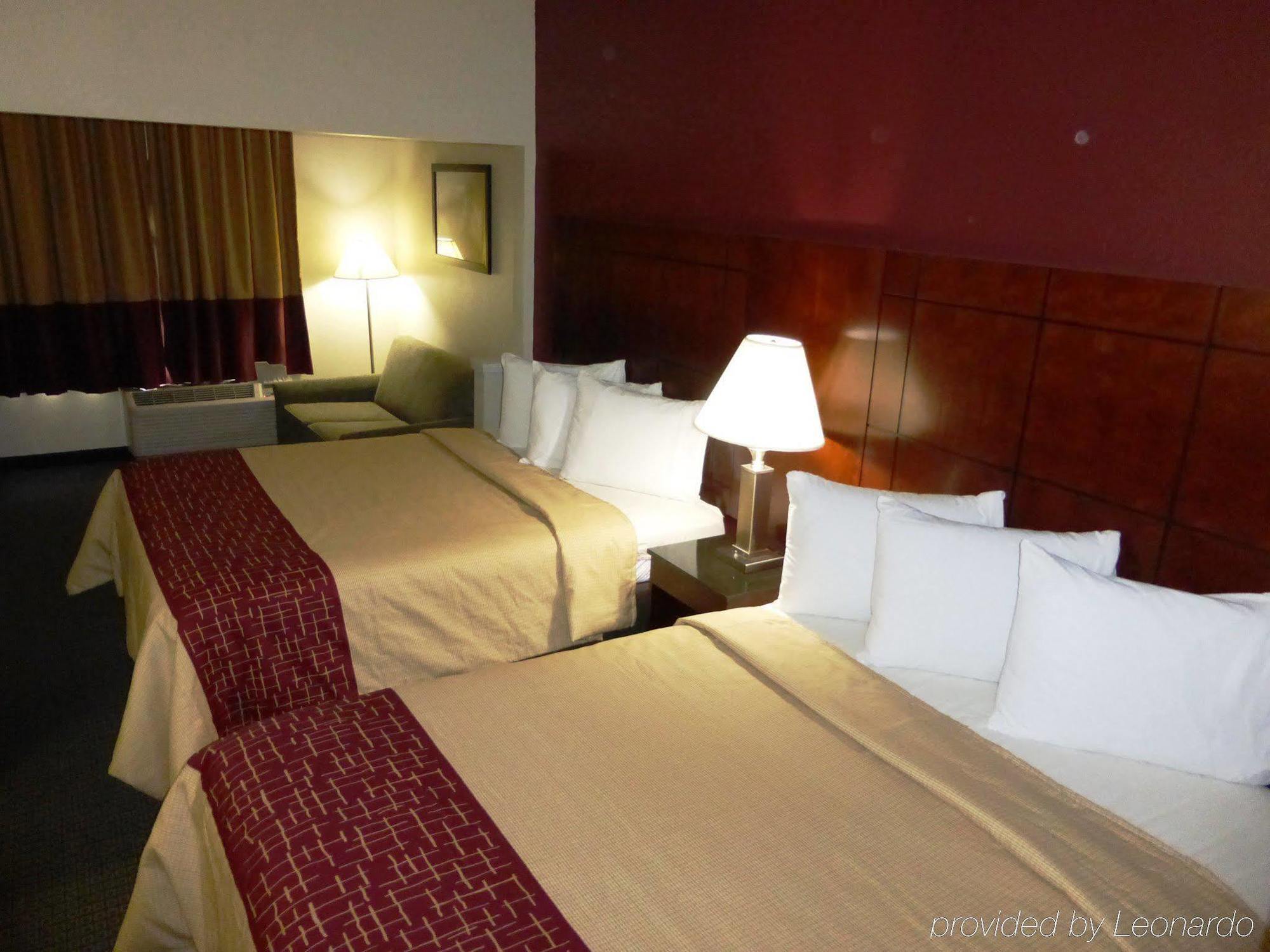 Red Roof Inn & Suites Fayetteville-Fort Bragg Екстериор снимка
