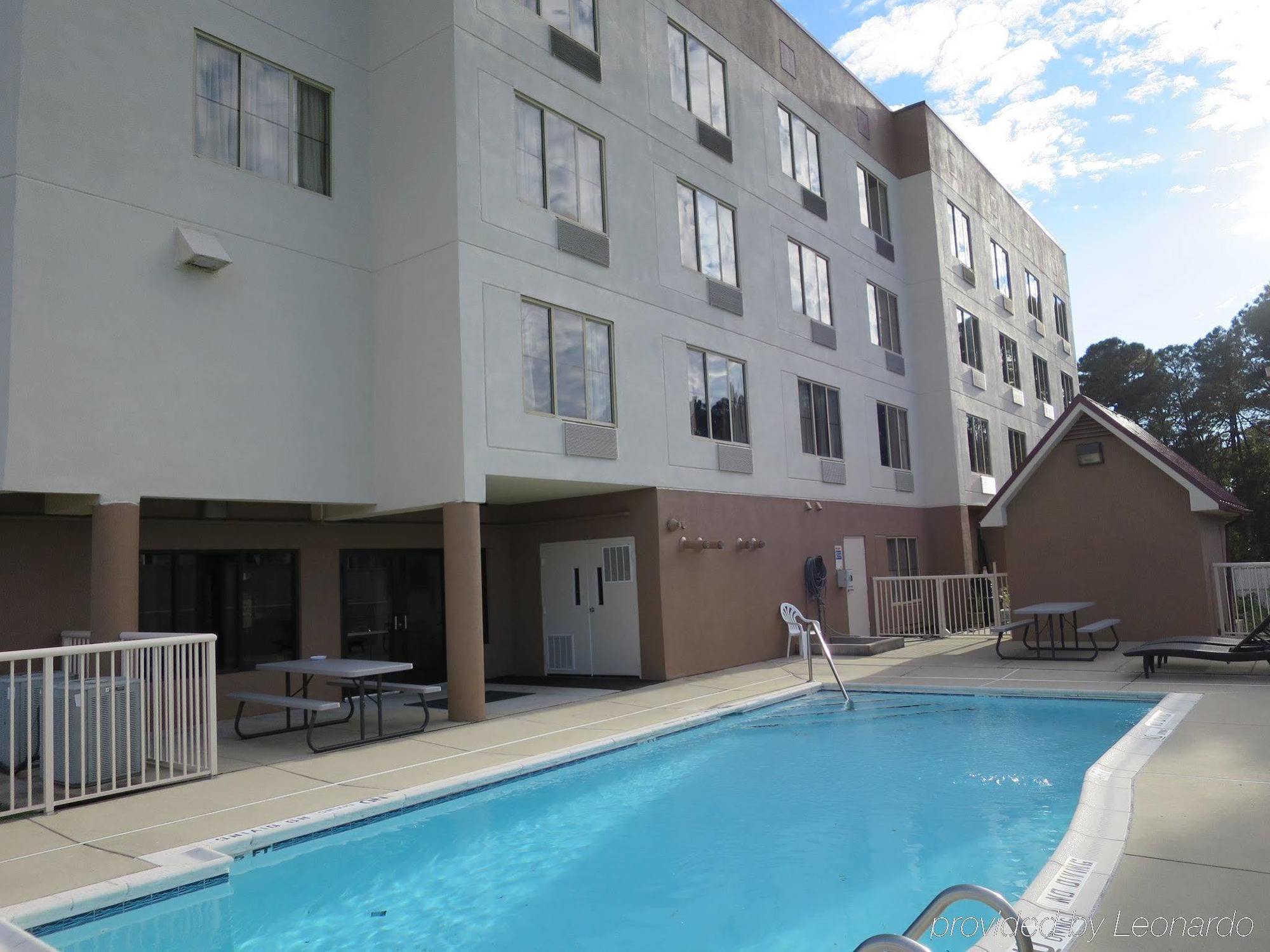Red Roof Inn & Suites Fayetteville-Fort Bragg Екстериор снимка