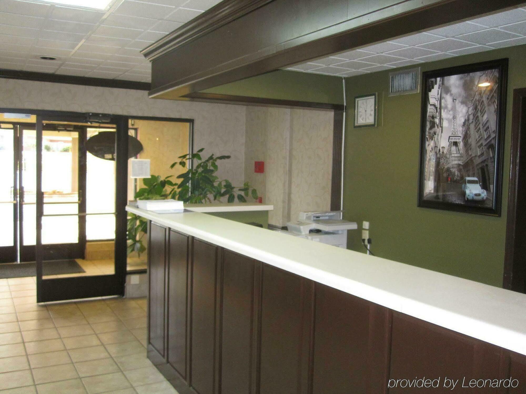 Red Roof Inn & Suites Fayetteville-Fort Bragg Екстериор снимка