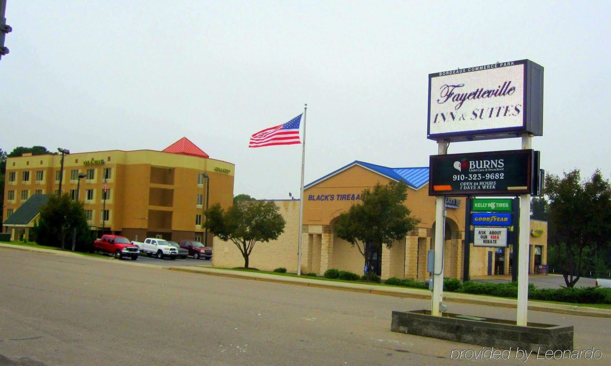 Red Roof Inn & Suites Fayetteville-Fort Bragg Екстериор снимка